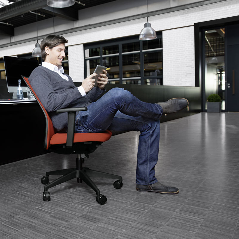 ALLE er1_office_red_black_800x800 EVERYis1 - Modern kontorsstol i tyg - Bilde 4