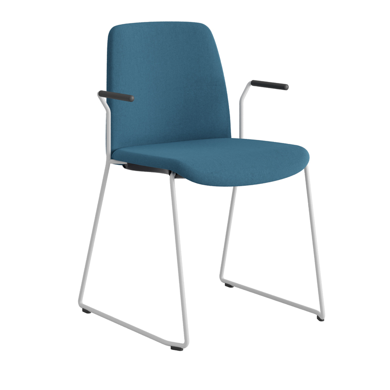 Choice_WhiteFrame_BlueFabricHeadrest_BlueSeat Tygklädd stapelbar stol med medar och armstöd - Choice - Bilde 1